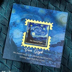 Bookmark hình vuông kim loại nghệ thuật – The Starry Night của Vincent van Gogh - Một bức tranh tuyệt đẹp mô tả bầu trời đêm đầy sao xoáy và ngôi làng yên bình dưới chân.