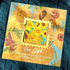 Bookmark hình vuông kim loại nghệ thuật – Sunflowers của Vincent van Gogh - Một bức tranh đầy sức sống với hoa hướng dương trong bình, thể hiện phong cách đặc trưng của van Gogh.